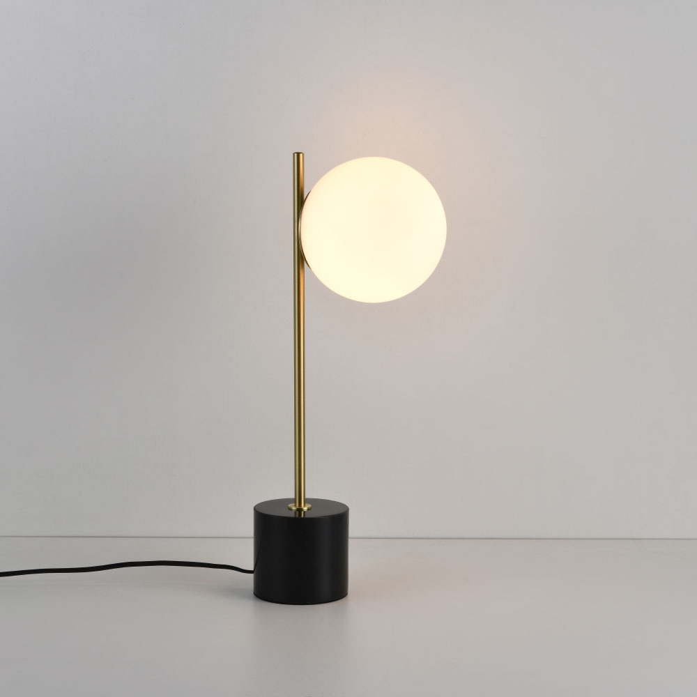 Tischleuchte Elara marmo m – Weiße Kugel aus Opalglas – Fuß aus Marmor