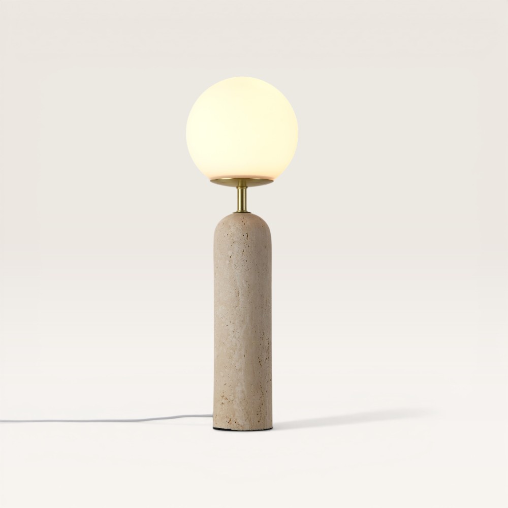 Tischleuchte Naeva travertino m – Kugel aus handgefertigtem Opalglas, Fuß aus Travertin