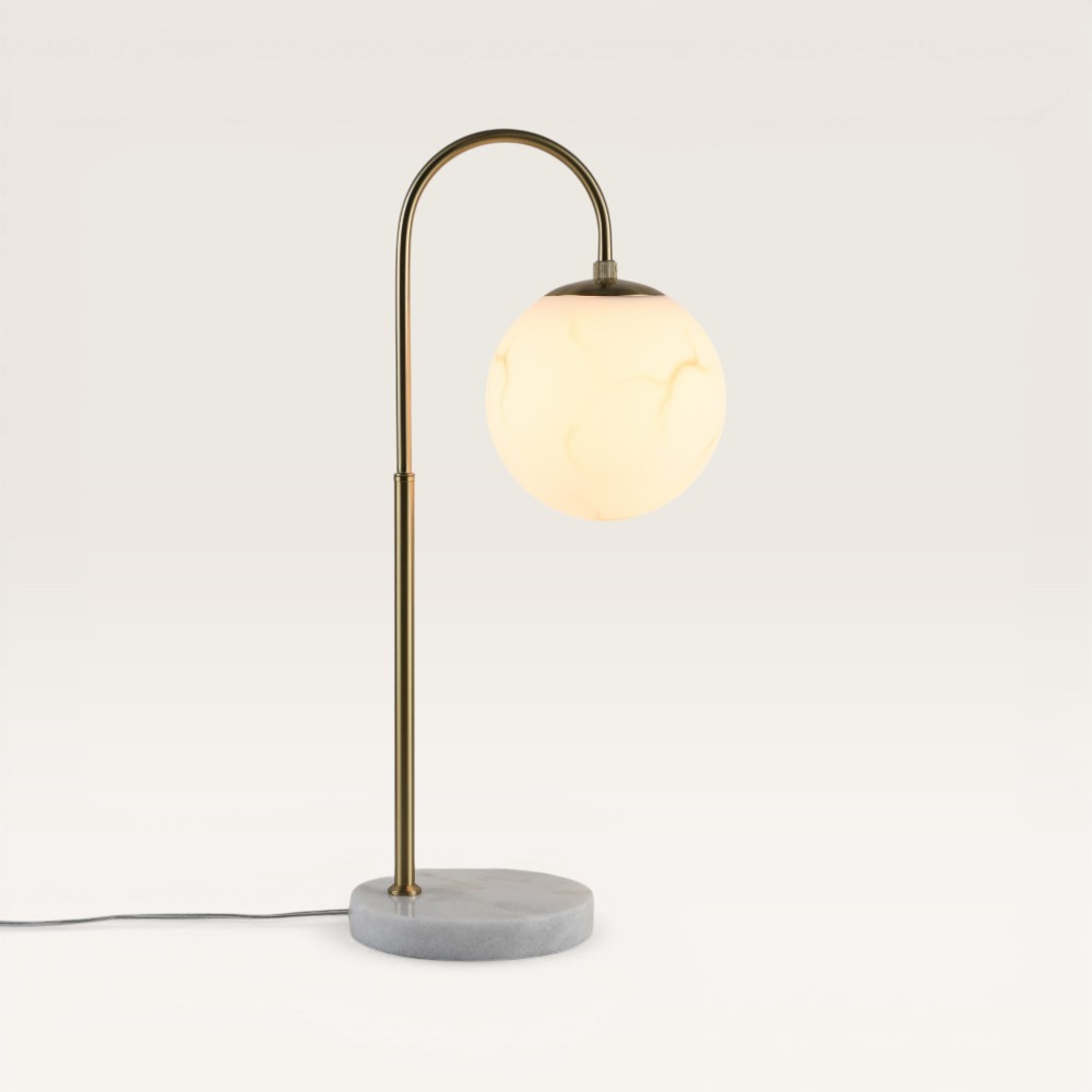 Tischleuchte Sereno alabastro m – Kugel aus handgefertigtem Opalglas, Fuß aus Marmor