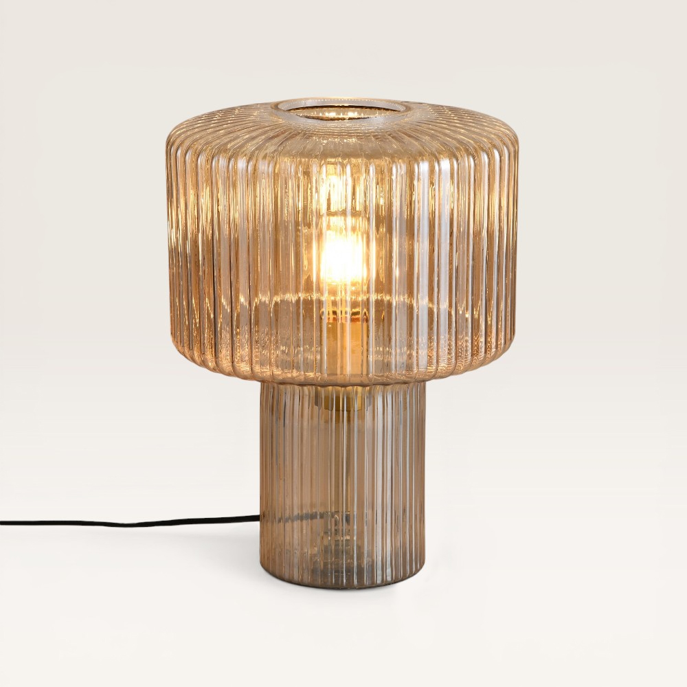 Tischleuchte Ferano ambra – Lampe aus geripptem, bernsteinfarbenem Glas