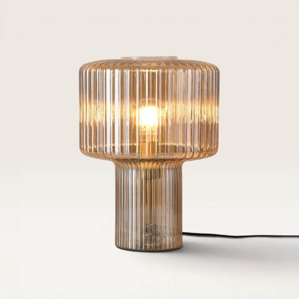 Tischleuchte Ferano ambra – Lampe aus geripptem, bernsteinfarbenem Glas