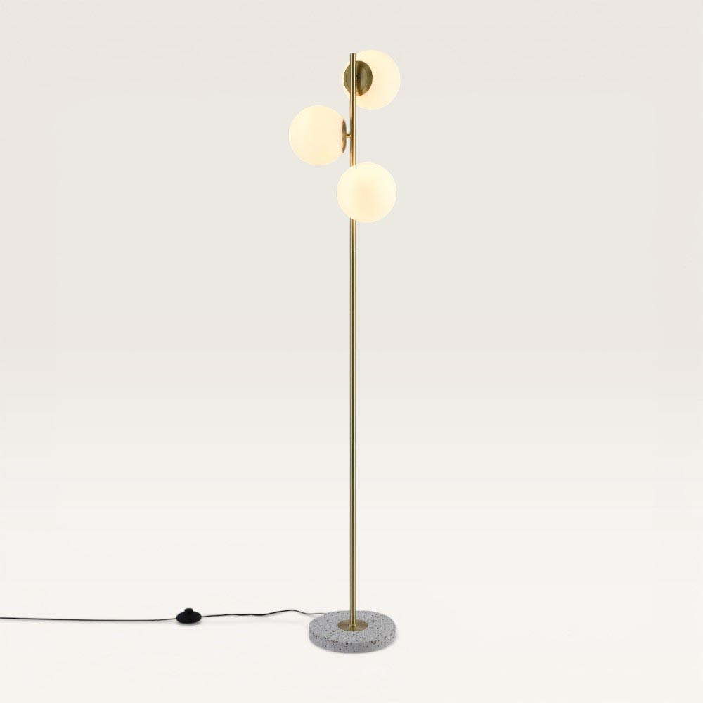 Lampadaire Verano oro III - Trois sphères en verre opale et pied en terrazzo