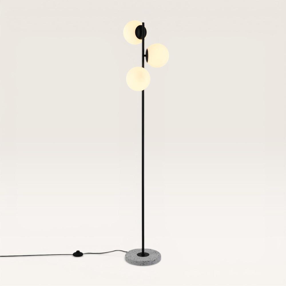 Lampadaire Verano nero III - Trois sphères en verre opale et pied en terrazzo