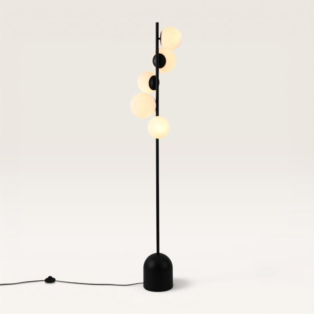 Staande lamp Evania nero V - Vijf bollen van opaalglas, voet van metaal