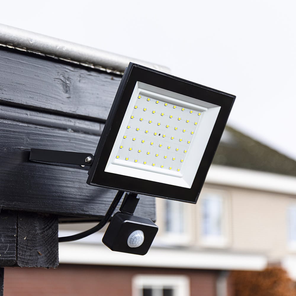 Lumos LED Breedstraler - met Bewegingssensor en Schemerschakelaar - 50 Watt - 4770 lumen - 6500K daglicht wit - IP65 waterdicht afbeelding