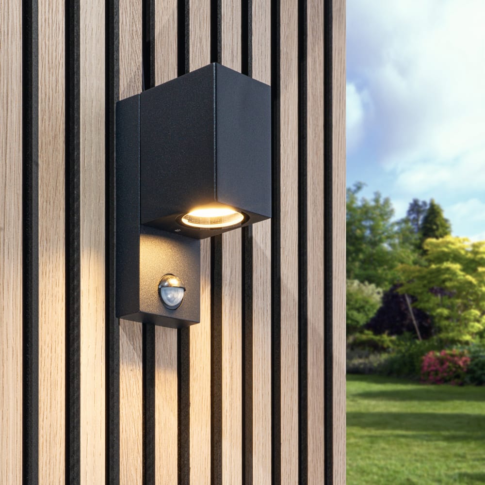 Marion PIR LED wandlamp - Kubus - Bewegingssensor - Schemerschakelaar - GU10 excl. lichtbron - IP65 waterdicht - Zwart - Binnen en buiten - 3 jaar garantie afbeelding