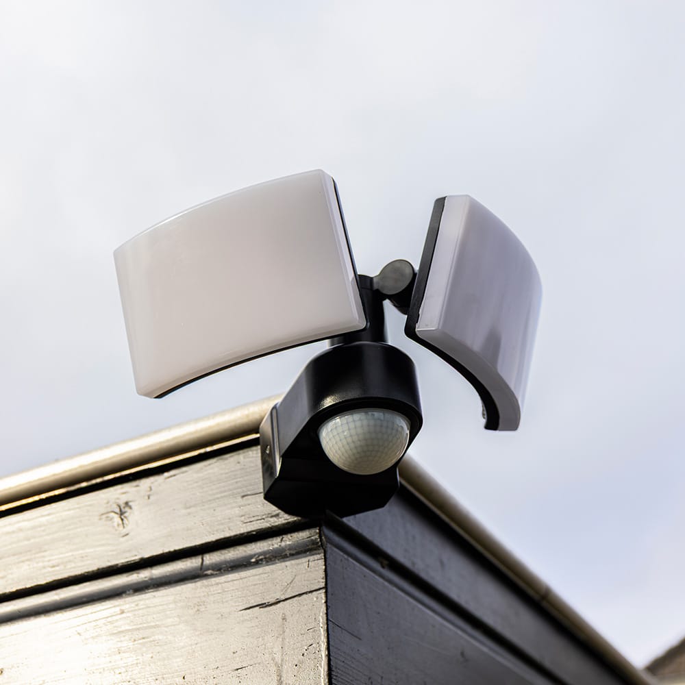 HOFTRONIC™ Luton - LED-breedstraler met bewegingssensor - Incl. schemersensor - IP65 waterdicht - Kantelbaar - 3300 lumen - 3000K warm wit licht - 40 watt - Zwart - Buitenlamp - 5 jaar garantie