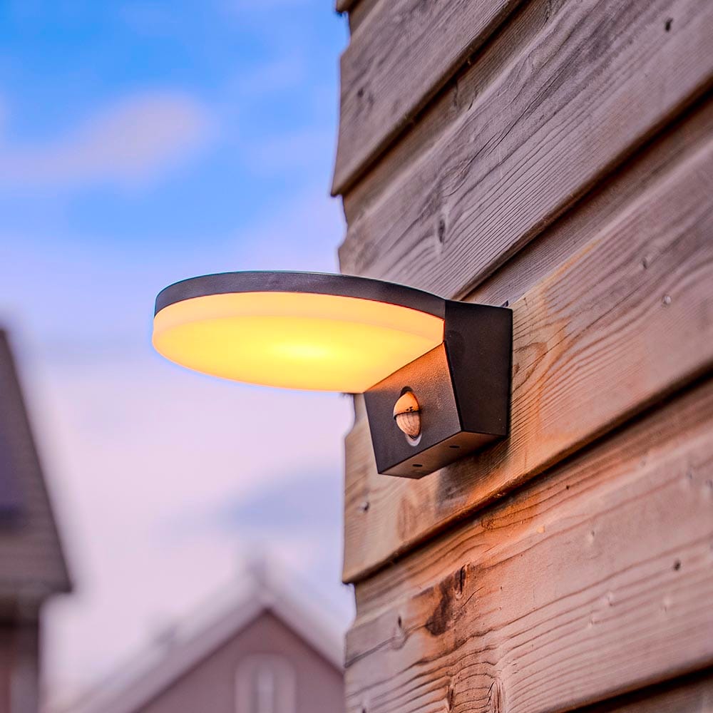 HOFTRONIC™ Derby - LED wandlamp met bewegingssensor - Incl. schemersensor - IP65 waterdicht - 1500 lumen - 3000K warm wit licht - 15 watt - Zwart - Buitenlamp - 5 jaar garantie