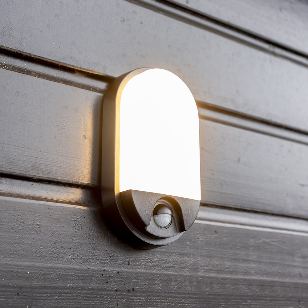 Trend - LED Wandlamp met sensor - 10 Watt 825 Lumen - Bewegingssensor en schemerschakelaar - 3000K warm wit licht - zwart afbeelding 1