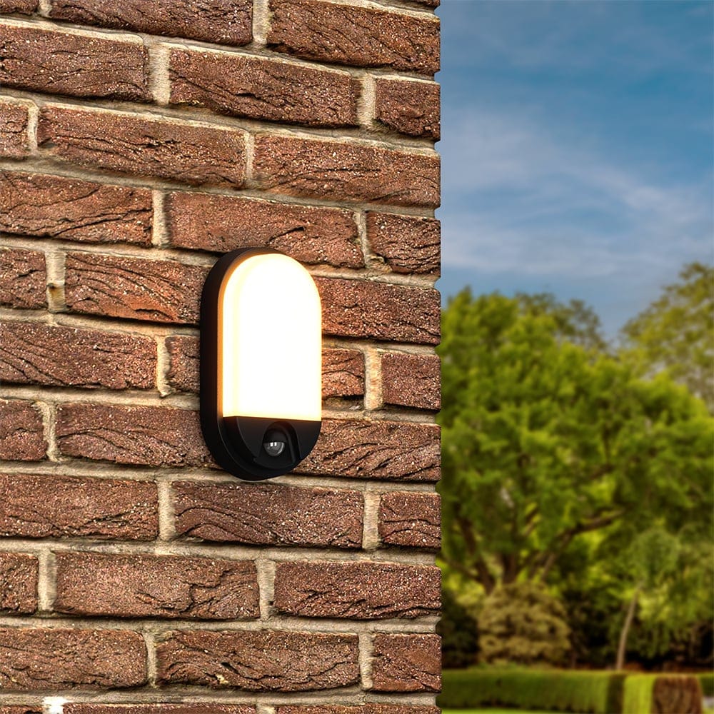 Trend - LED Wandlamp met sensor - 10 Watt 825 Lumen - Bewegingssensor en schemerschakelaar - 3000K warm wit licht - zwart afbeelding