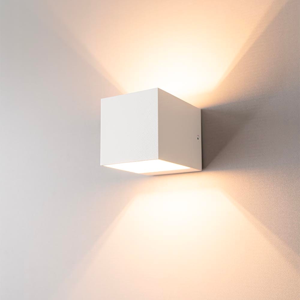 Fornax bianco by LUSENZ - Kubusvormige up and down wandlamp met een mat witte coating afbeelding