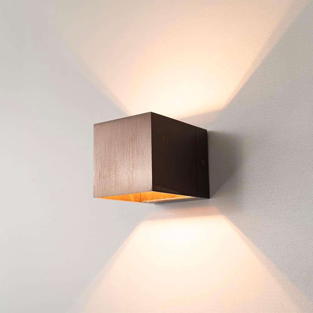 Fornax bronzo by LUSENZ - Kubusvormige up and down wandlamp met een geborstelde bronze coating afbeelding