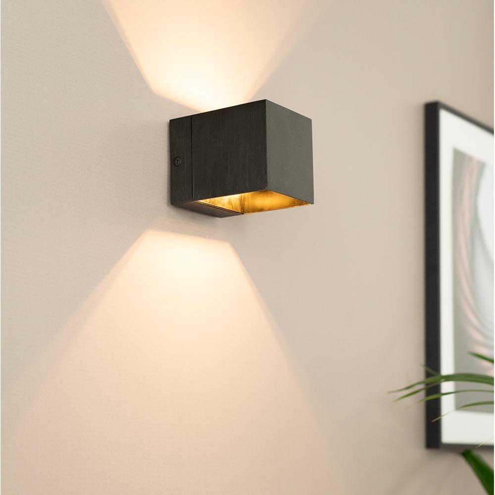 Fornax notte nera by LUSENZ Kubusvormige up and down wandlamp met een geborstelde zwarte coating