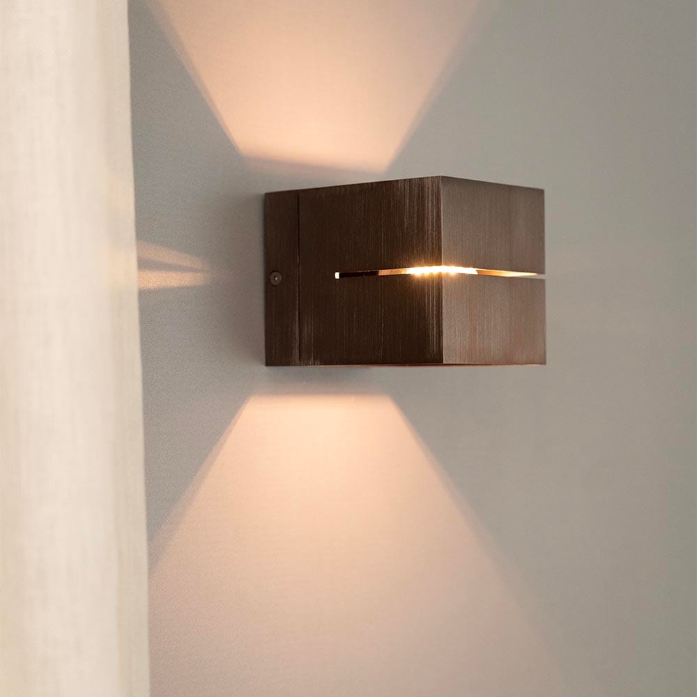Gemini bronzo by LUSENZ Kubusvormige up and down wandlamp met een geborstelde bronze coating