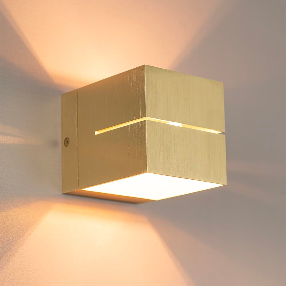 Gemini oro by LUSENZ Kubusvormige up and down wandlamp met een geborstelde gouden coating