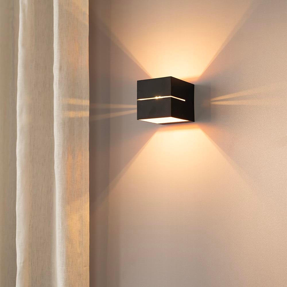 Gemini nero oro by LUSENZ Kubusvormige up and down wandlamp met mat zwarte coating en gouden interieur