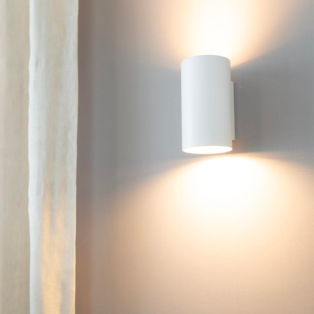 Giove bianco by LUSENZ - Up and down licht met karakter - Cilindervormige wandlamp met een mat witte coating afbeelding