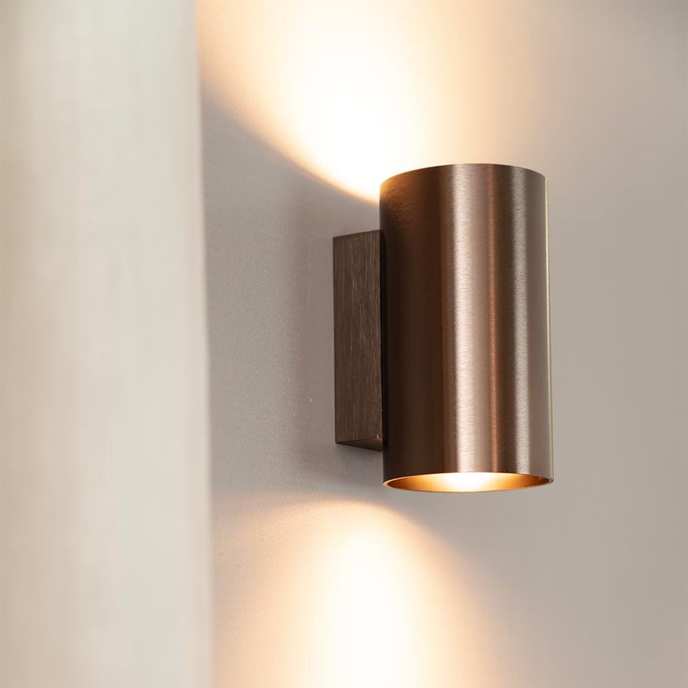 Giove bronzo by LUSENZ Up and down licht met karakter Cilindervormige wandlamp met een geborstelde bronzen coating