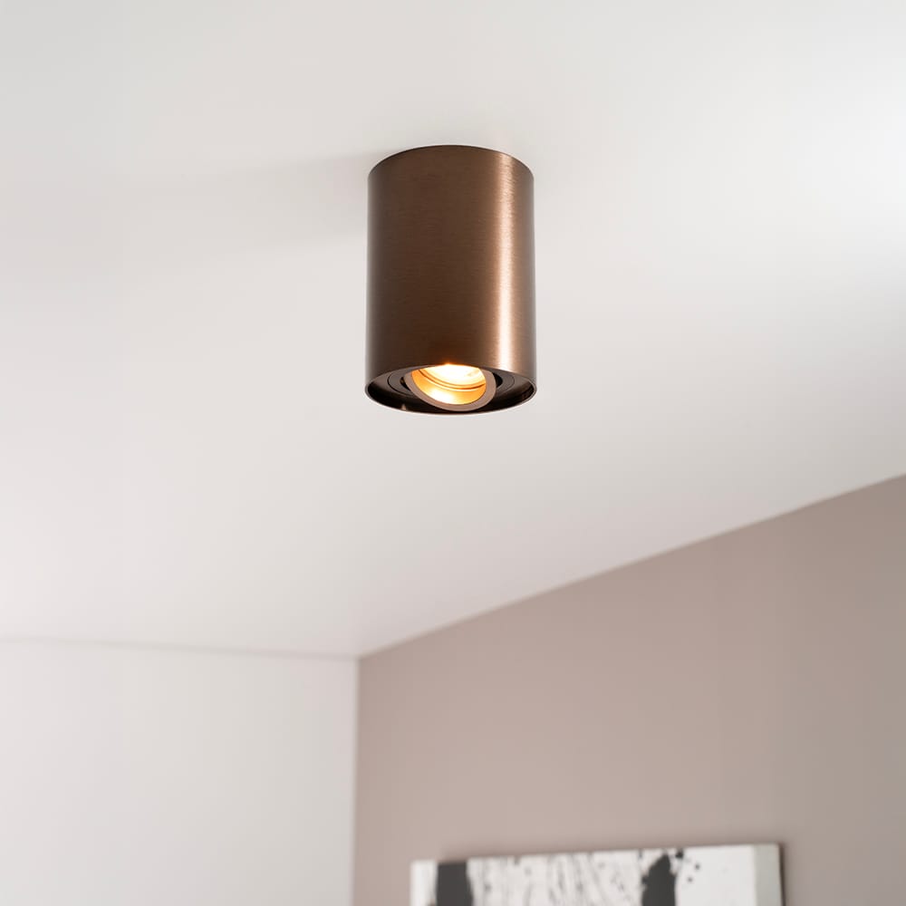 Solis bronzo by LUSENZ Cilindervormige opbouwspot met enkel lichtaccent en een geborstelde bronzen coating