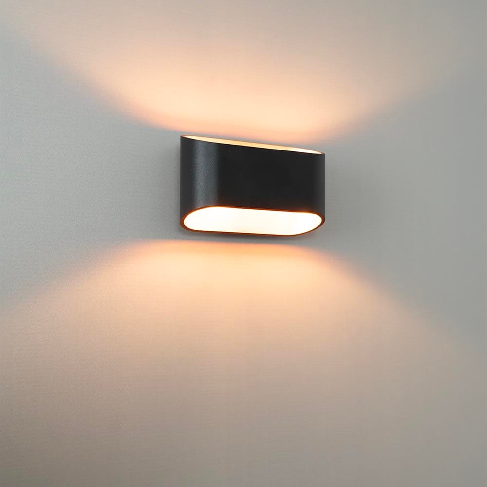 Volans nero oro by LUSENZ Ovaalvormige wandlamp met up and downlight, matzwarte coating en goudkleurig interieur