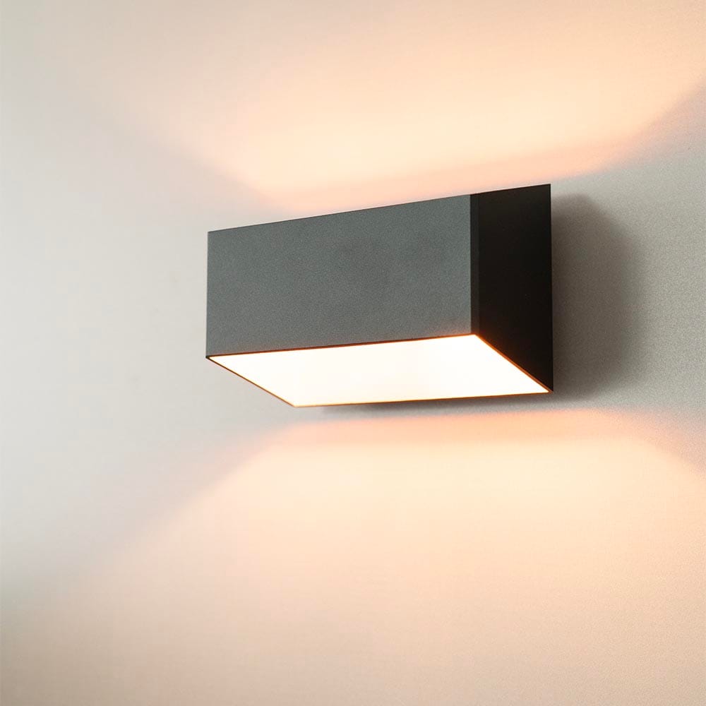 Ara nero oro by LUSENZ - Langwerpige wandlamp met up and downlight, matzwarte coating en goudkleurig interieur afbeelding