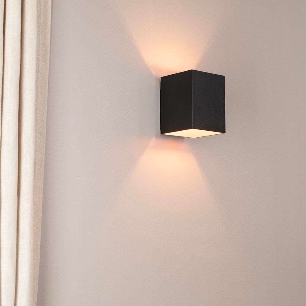 Cometa nero oro by LUSENZ Up and downlight Rechthoekige wandlamp met mat zwarte coating en gouden interieur