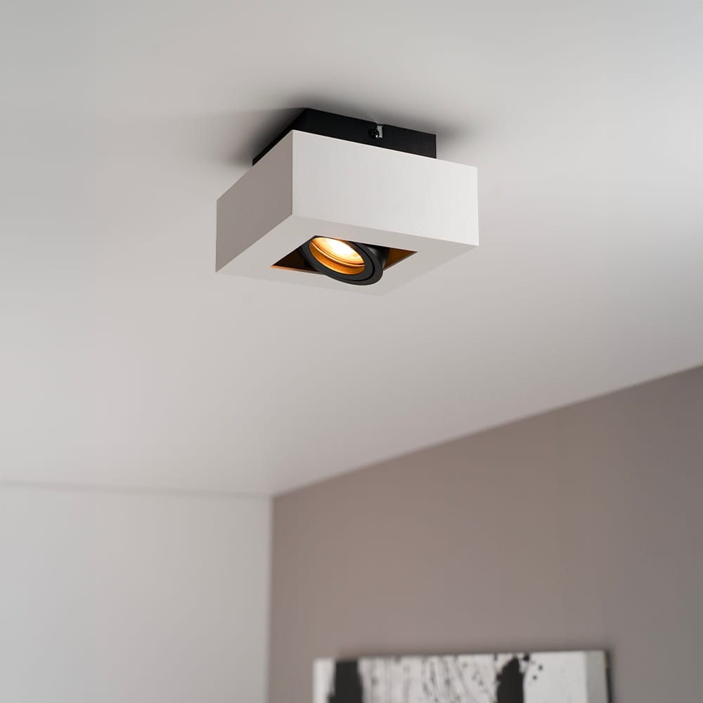 Pollux bianco I by LUSENZ - Vierkante plafondlamp met richtbare spot, mat witte coating en zwart interieur afbeelding