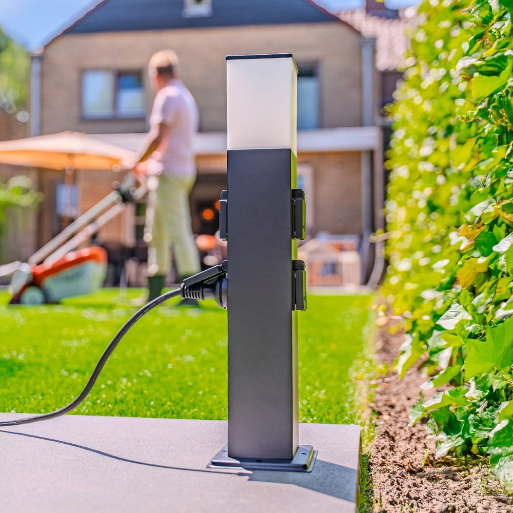 Rustic M Buitenstopcontactpaal 51cm - LED sokkellamp met buitenstopcontact - 4 stopcontacten - IP44 waterdicht - E27 fitting - Zwart - Tuinlantaarn afbeelding