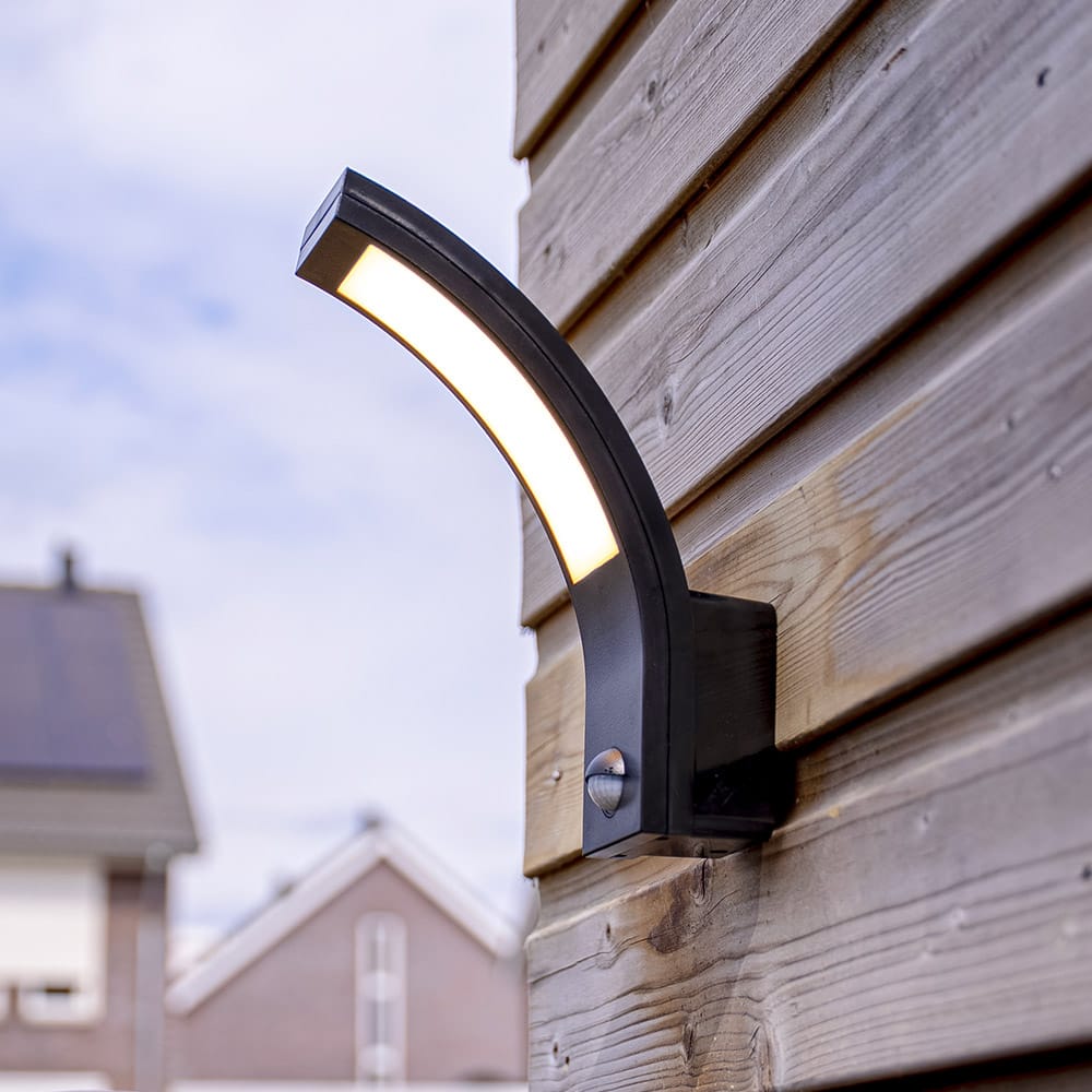 Bristol - LED wandlamp met bewegingssensor - Incl. schemersensor - IP54 waterdicht - 814 lumen - 3000K warm wit licht - 10 watt - Zwart - Buitenlamp - 5 jaar garantie