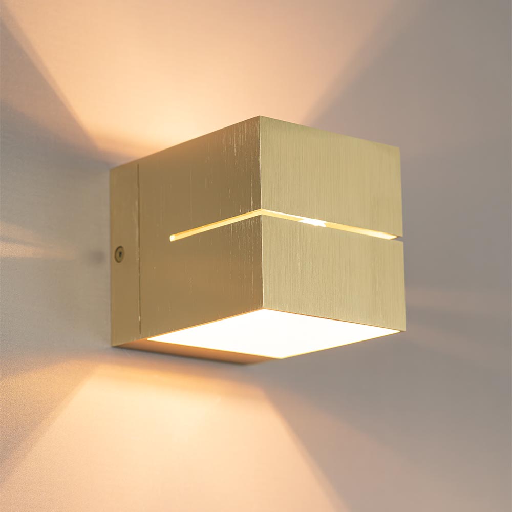 Gemini oro - Applique murale haut et bas en forme de cube avec un revêtement en or brossé