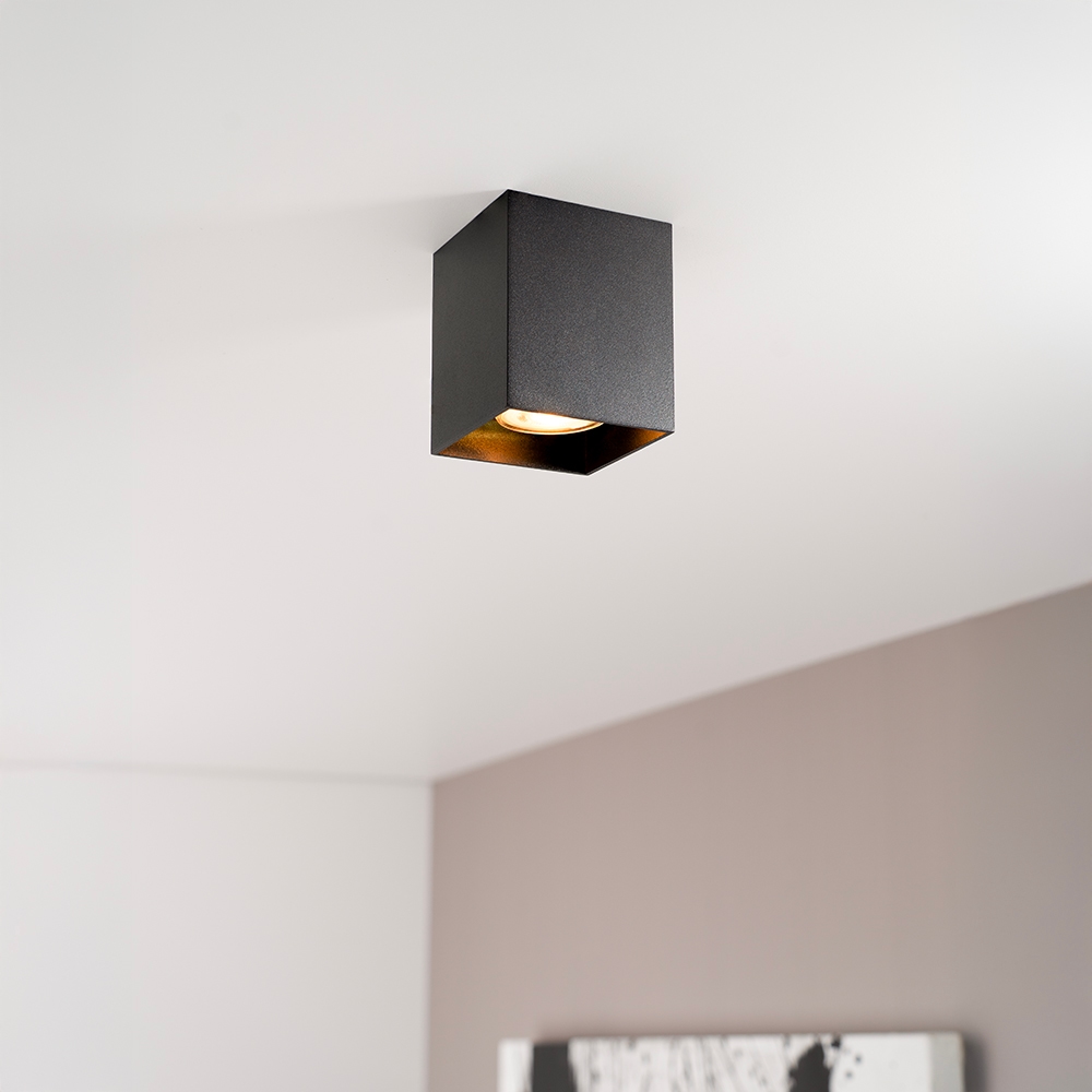 Astra nero - Kubeformet overflademonteret spotlight i et helt matsort design med en enkelt lyskilde