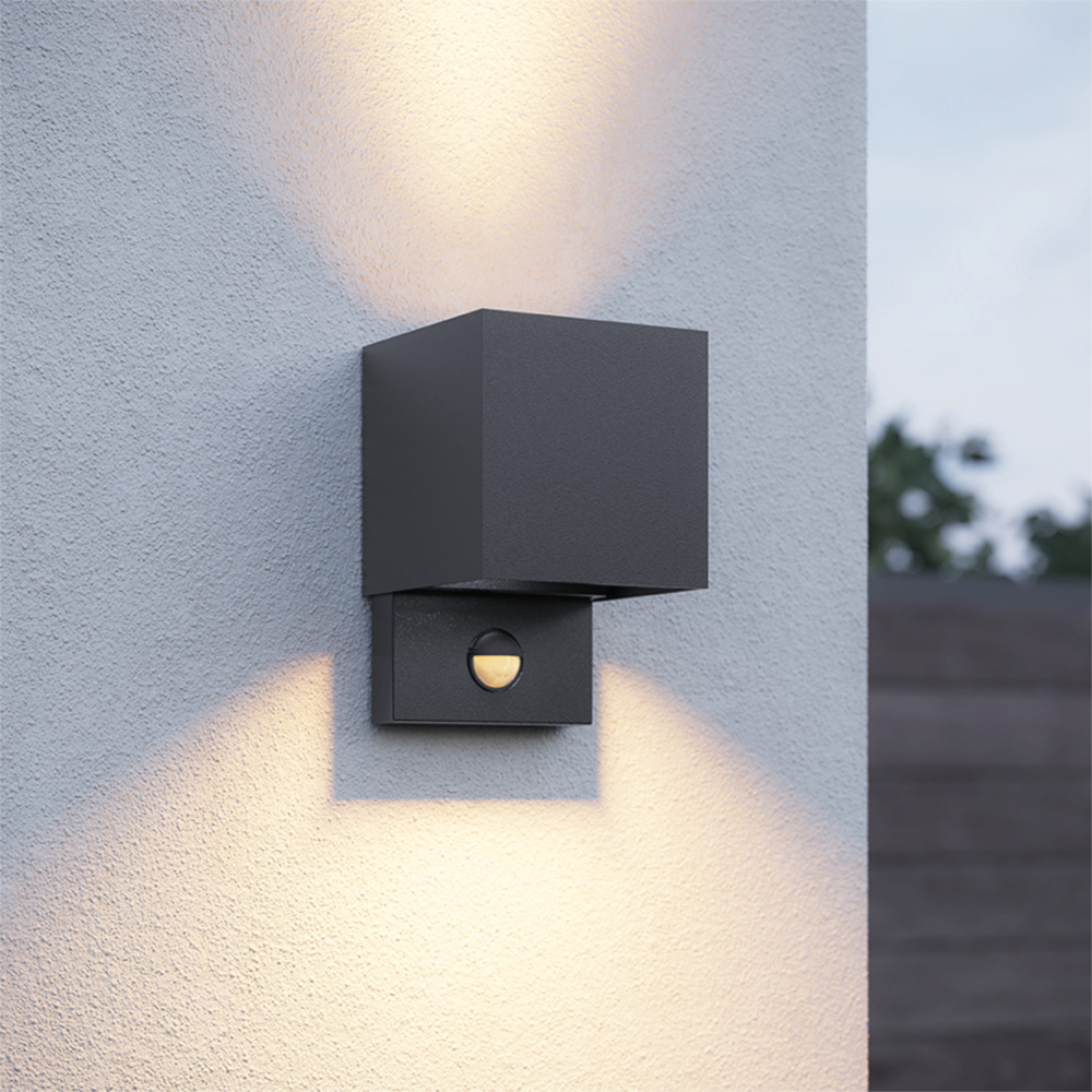 Kansas Antracit LED væglampe PIR - IP65 - 3000K - 7W - Op- og nedadrettet lys - Kube