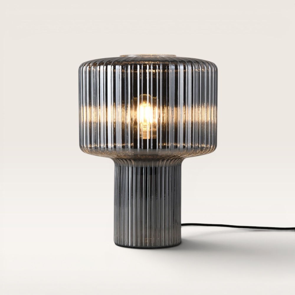 Tischleuchte Ferano vetro fumé – Lampe aus geripptem Rauchglas